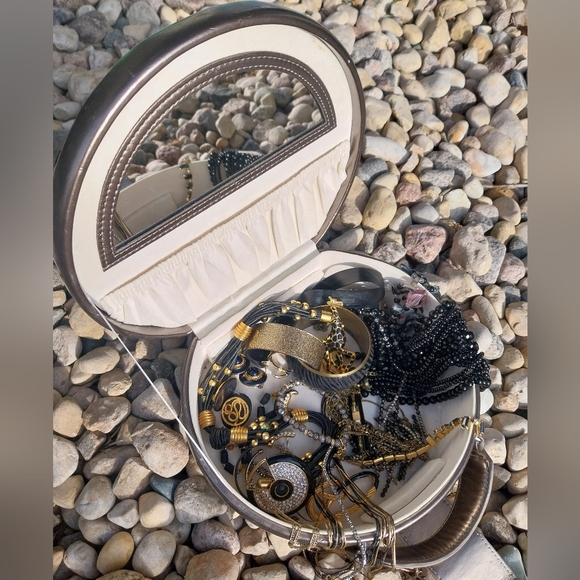 Jewelry Set with Black and Gold Accents - Picture 3 of 13